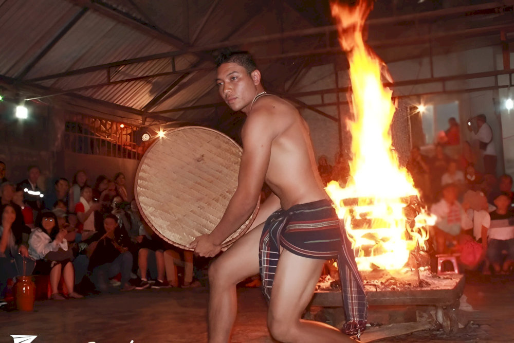 Một buổi biểu diễn của các dân tộc tại địa phương